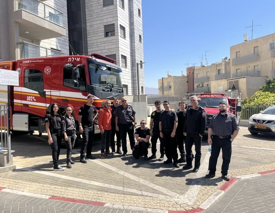 אב הבית של אלטיט לוקסורי עם צוות כבאות והצלה בסיור היכרות בבית משותף מנוהל